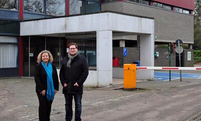 Sophie en Bart aan oud zwembad